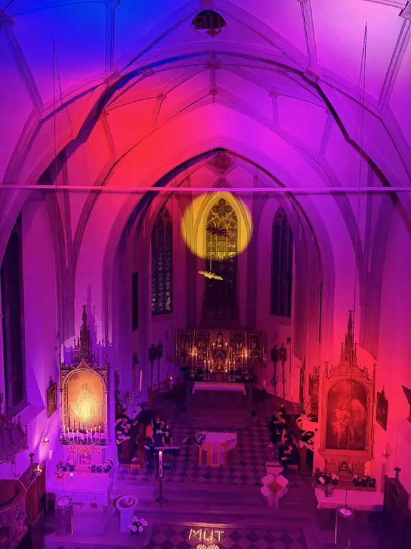 Lichtinstallation in einer Kirche
