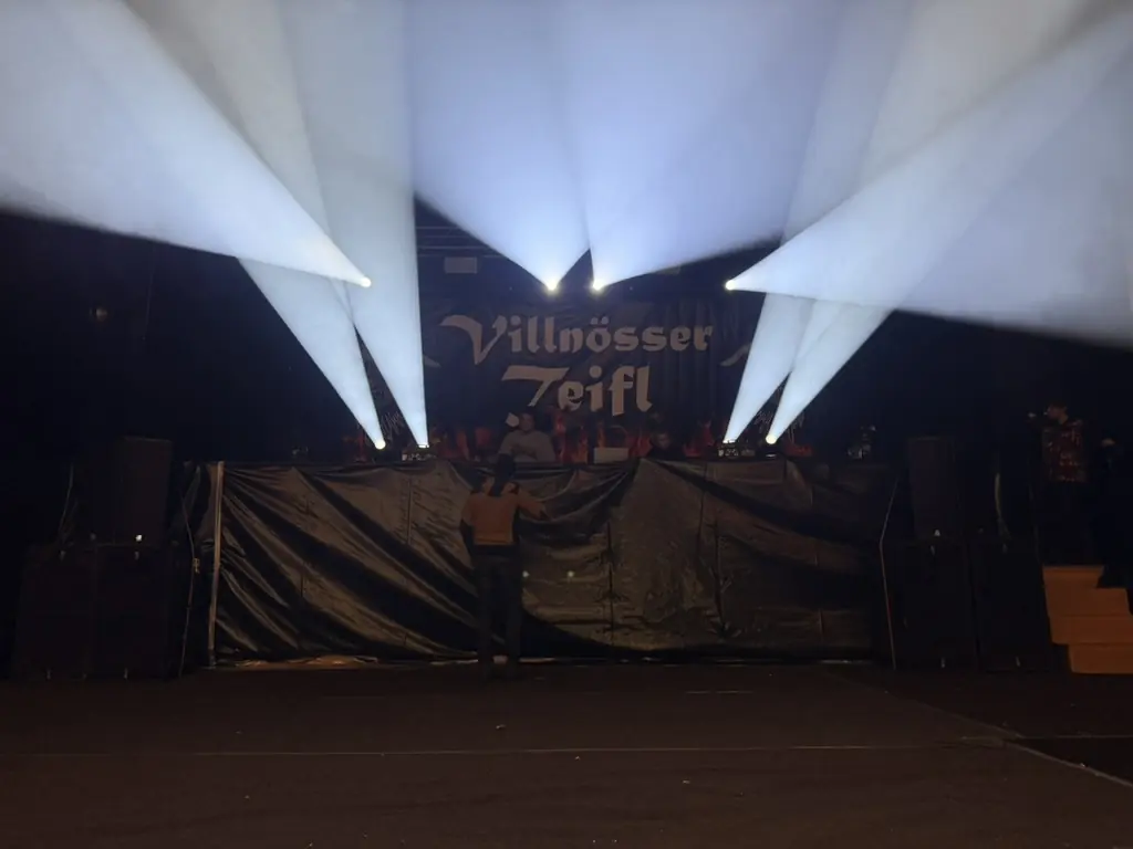 Lichtstrahlen der Moving Heads über der Bühne, Villnösser Teifl