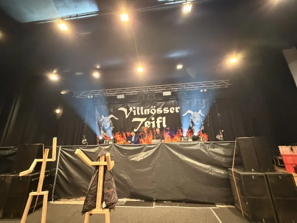 Bühne mit Banner, Licht und Beschallung beim Villnösser Teifl