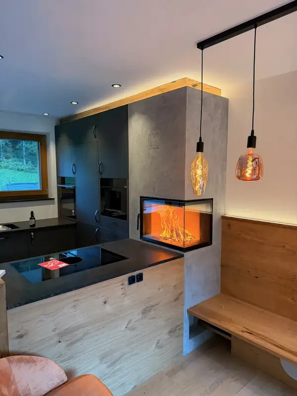 Küche mit indirektem Licht und Kamin